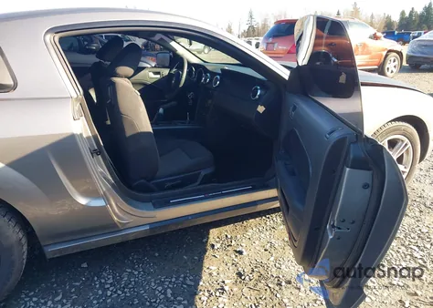 2008 Ford Mustang V6 Deluxe/V6 Premium z USA, uszkodzony, nr VIN 1ZVHT80N285138266